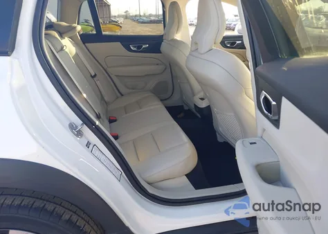 2025 Volvo V60 Cross Country B5 Plus z USA, uszkodzony, nr VIN YV4L12WK1S2146331